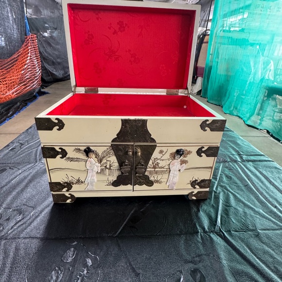 Vintage Jewelery Box - Picture 6 of 14